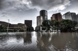 Looking_downtown_from_Riverfront_Ave_Calgary_Flood_2013